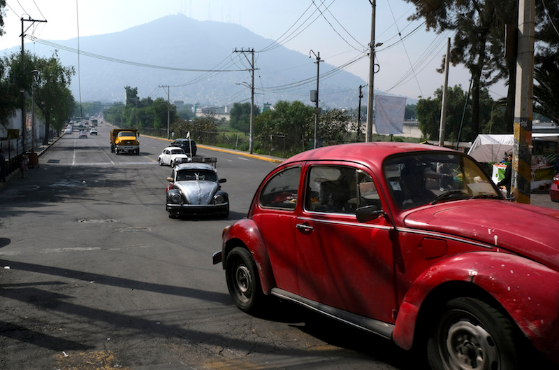Conductores del barrio mexicano conocido como “Vocholandia”, llamado así por su amor a los Beetles, se dirigen al trabajo.